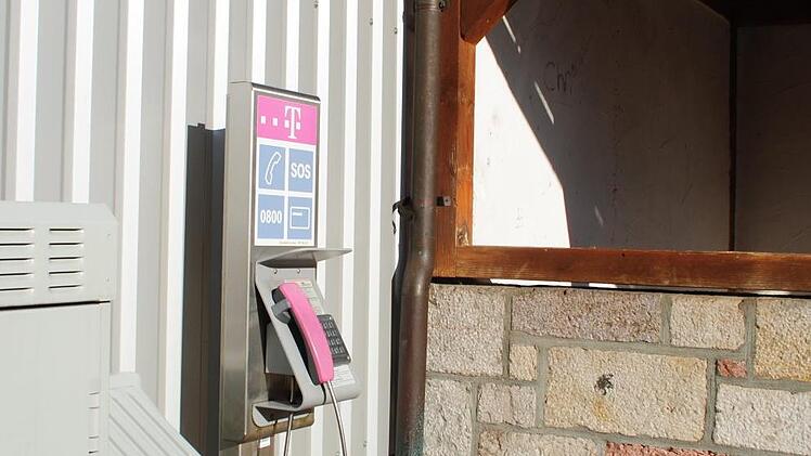 Das öffentliche Telefon am Buswartehäuschen in Riedenberg soll nach Ratsbeschluss weiter bleiben. Foto: Evelyn Schneider