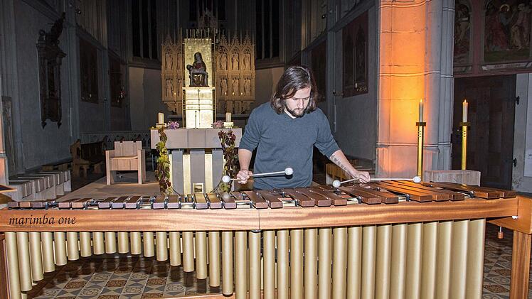 Uraufführung in der Ritterkapelle: zum ersten Mal spielte Jonas Göbel (im Bild) seine Komposition "Toccata für Orgel und Schlagwerk" zusammen mit Ludwig Wolf an der Orgel.