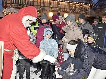 Der Nikolaus beschenkt die Kinder am Königsberger Weihnachtsmarkt.
