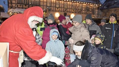 Der Nikolaus beschenkt die Kinder am Königsberger Weihnachtsmarkt.