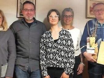 Anna Behlau (Mitte) ist die neue Vorsitzende des OGV Gemünda. Sie ehrte Ewald Franz (rechts) für seine 40-jährige Mitgliedschaft. Kassiererin Beate Wittmann (von links), stellvertretender Vorsitzender Marcus Schweizer und Schriftführerin Katja Werner gratulierten. Foto: privat