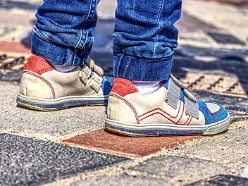 Zwei Polizisten staunten am Sonntagmorgen nicht schlecht, als ihnen ein kleiner Junge in Aschaffenburg entgegen kam.  Er wollte in seinen Kindergarten. Symbolfoto: pixabay.com/distel2610