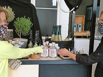 Karin Zillmer (links) und Andrea Lindner mit einem Teil des Angebots im "Kiosk 1627": Außer Speisen und Getränken gibt es dort nun auch Accessoires zum Mitnehmen.  Foto: Simone Bastian