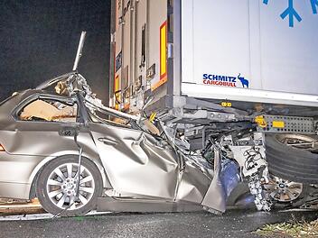 Ein 27-j&auml;hriger Fahrer krachte mit seinem 5er-BMW Touring auf H&ouml;he der Anschlussstelle Hormersdorf mit offenbar sehr hoher Geschwindigkeit ungebremst in einen vorausfahrenden Sattelauflieger.