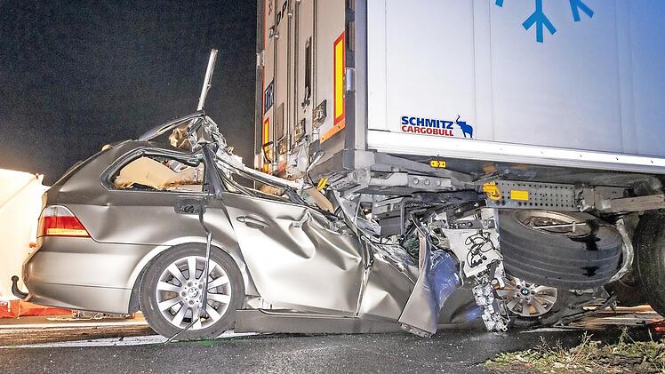 Ein 27-j&auml;hriger Fahrer krachte mit seinem 5er-BMW Touring auf H&ouml;he der Anschlussstelle Hormersdorf mit offenbar sehr hoher Geschwindigkeit ungebremst in einen vorausfahrenden Sattelauflieger.