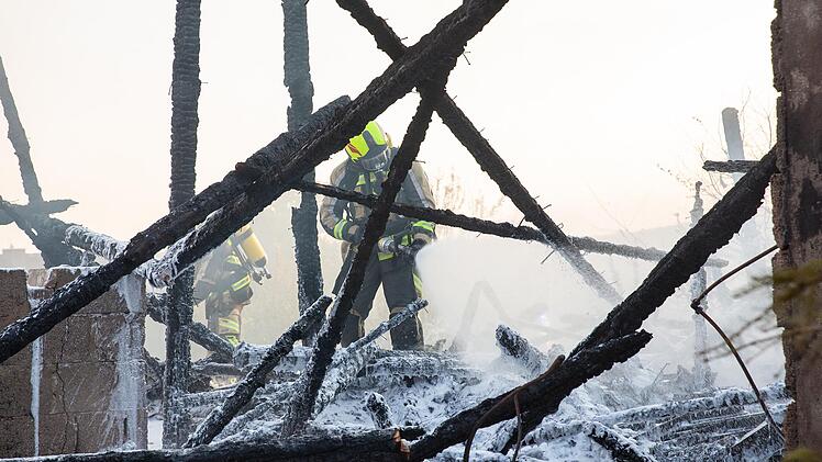 Nur noch Schutt und Asche: Mit schwerem Gerät bekämpften die Feuerwehrleute den Brand in Platz.