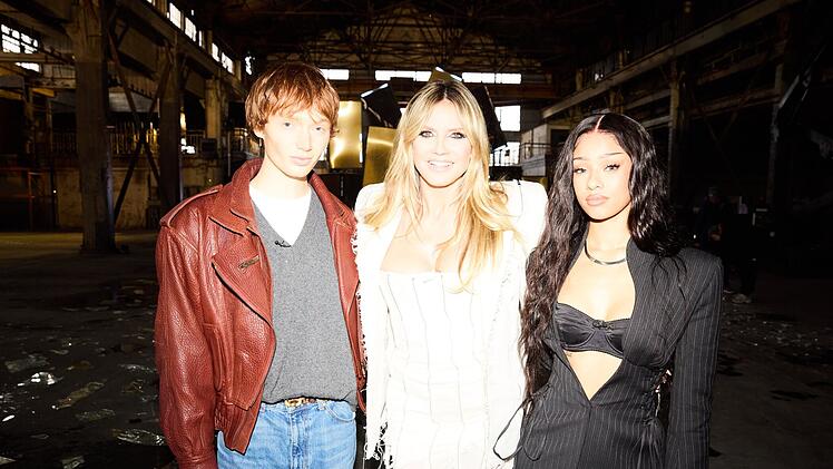 Heidi Klum (Mitte) wird bei der wichtigen Entscheidung, wer ins Halbfinale darf, von Male Model Calum Harper und S&auml;ngerin Manon Bannerman unterst&uuml;tzt.