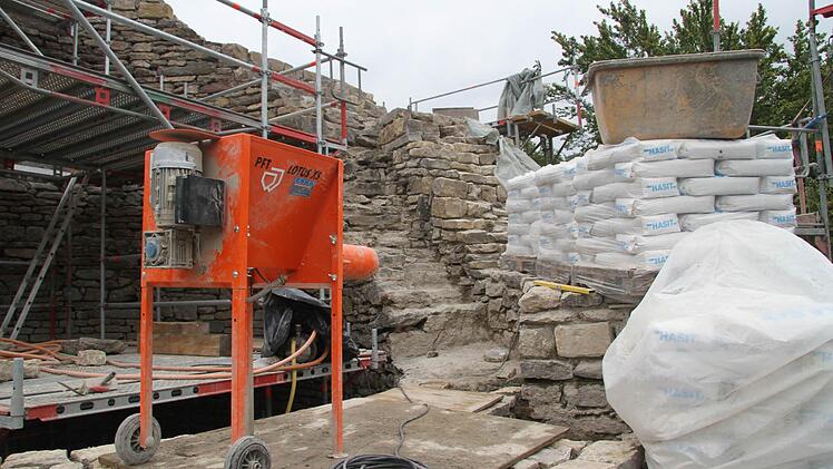 Eine Herausforderung bei der Sanierung der Nordeck ist es, das Baumaterial auf die Ruine zu bekommen.