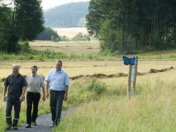 Zum letzten Kontroll-Rundgang vor der Eröffnung trafen sich am Pfad der Artenvielfalt Bürgermeister Matthias Bäuerlein, Betriebsleiter Ulrich Mergner und Dietmar Herold vom Forstbetrieb Ebrach (von rechts). Fotos: Sabine Weinbeer
