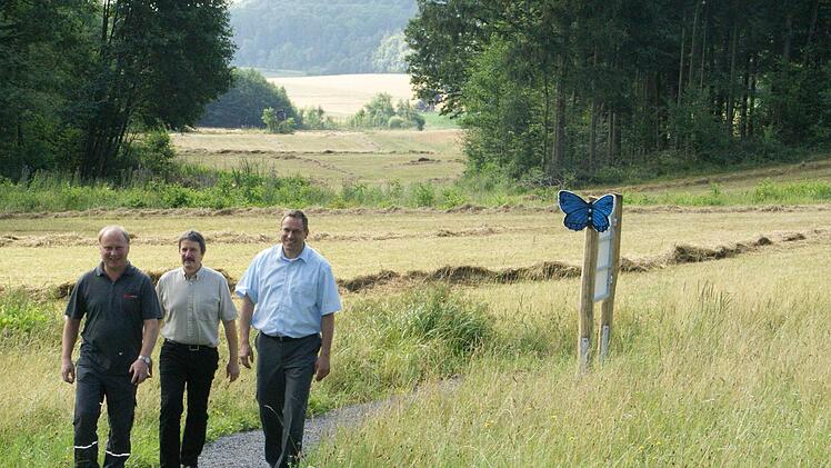 Zum letzten Kontroll-Rundgang vor der Eröffnung trafen sich am Pfad der Artenvielfalt Bürgermeister Matthias Bäuerlein, Betriebsleiter Ulrich Mergner und Dietmar Herold vom Forstbetrieb Ebrach (von rechts). Fotos: Sabine Weinbeer