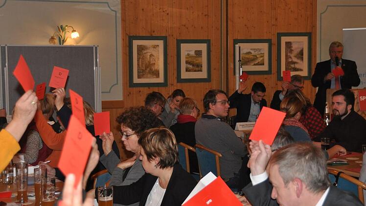 Die Delegierten bei der "Arbeit": Neben den geheimen und schriftlichen Wahlg&auml;ngen wurden viele Entscheidungen per Akklamation getroffen.  mw