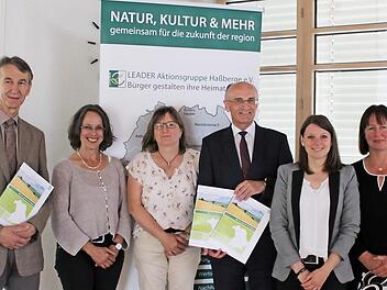 Über die positiven Bescheide freuen sich (von links) Norbert Kern (Diakonisches Werk), Konstanze Goldbach (Leader-Koordinatorin), Karin Gadamer (LAG Haßberge), Landrat Wilhelm Schneider, Veronika Jägler und Susanne Wolfrum-Horn (Regionalmanagement). Foto: Christiane Reuther