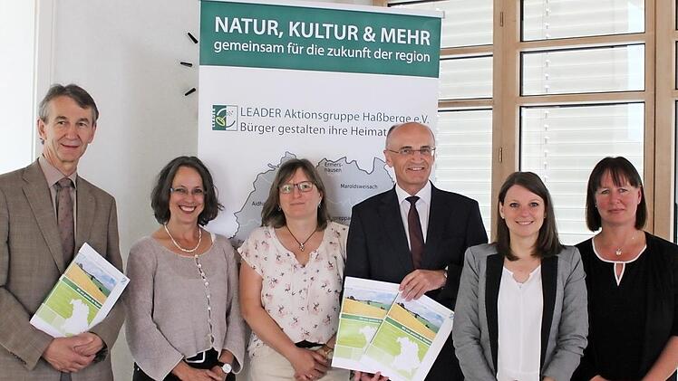 Über die positiven Bescheide freuen sich (von links) Norbert Kern (Diakonisches Werk), Konstanze Goldbach (Leader-Koordinatorin), Karin Gadamer (LAG Haßberge), Landrat Wilhelm Schneider, Veronika Jägler und Susanne Wolfrum-Horn (Regionalmanagement). Foto: Christiane Reuther