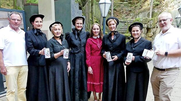 Spenden&uuml;bergabe auf der Naturb&uuml;hne (von rechts): Gotthard Lehner (Leiter der Fachklinik), B&auml;rbel Schaller-B&ouml;hm, Ilona Konrad, Romana Hofmann, Patricia Wagner, Hilde Volkmann, Klaudia Ruminska und Siegfried K&uuml;spert (Vorsitzender der Naturb&uuml;hne). Foto: Dieter H&uuml;bner