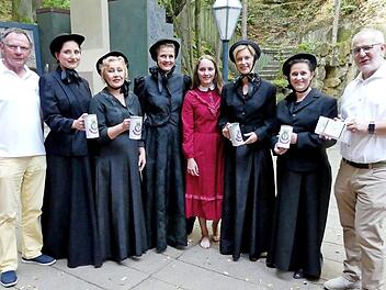 Spendenübergabe auf der Naturbühne (von rechts): Gotthard Lehner (Leiter der Fachklinik), Bärbel Schaller-Böhm, Ilona Konrad, Romana Hofmann, Patricia Wagner, Hilde Volkmann, Klaudia Ruminska und Siegfried Küspert (Vorsitzender der Naturbühne). Foto: Dieter Hübner