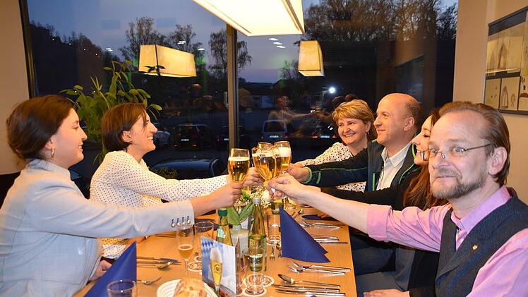 Auf gutes Gelingen!  Von links:  Elisabeth Erhard, Karin Kühn, Petra und Christoph Ehrenberg (Gewinner der BR-Verlosungsaktion), Carola Landgraf und Norbert Heimbeck.  Foto: Uschi Prawitz
