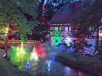 Das beleuchtete Rathaus am Festplatz an der Nassach, die angestrahlten Wasserspiele und die illuminierte Brücke über den Bach nutzten viele Gäste für ein Erinnerungsfoto in Sylbach.  Fotos: Ulrike Langer