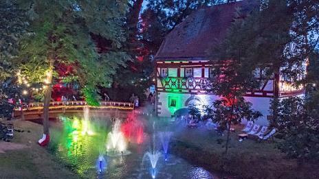 Das beleuchtete Rathaus am Festplatz an der Nassach, die angestrahlten Wasserspiele und die illuminierte Brücke über den Bach nutzten viele Gäste für ein Erinnerungsfoto in Sylbach.  Fotos: Ulrike Langer