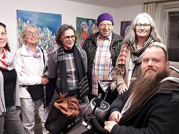 einige der ausstellenden Künstler sind (von links) Christine Schikora, Mary Dunn, Mia Hochrein, Rainer Mößner, Bärbel Fürst und Thomas Seuberling.  Foto: Hartmut Hessel