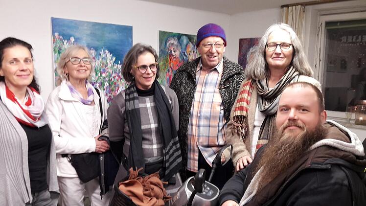einige der ausstellenden Künstler sind (von links) Christine Schikora, Mary Dunn, Mia Hochrein, Rainer Mößner, Bärbel Fürst und Thomas Seuberling.  Foto: Hartmut Hessel