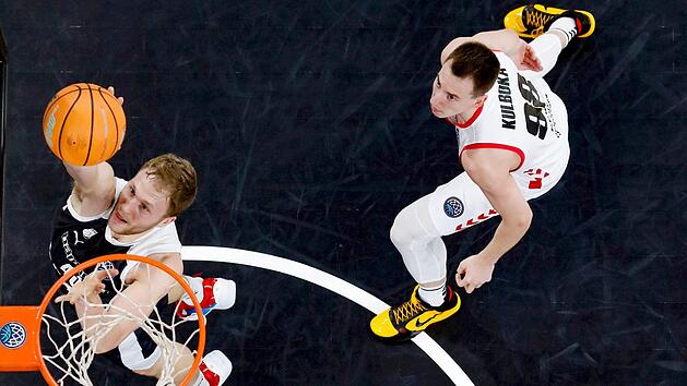 Christian Sengfelder legt den Ball in den Korb und erzielt zwei seiner insgesamt 16 Punkte. Der Nationalspieler holte zudem neun Rebounds. Der Ex-Bamberger Arnoldas Kulboka (rechts) kam f&uuml;r Bilbao auf f&uuml;nf Z&auml;hler. Foto: Daniel L&ouml;b