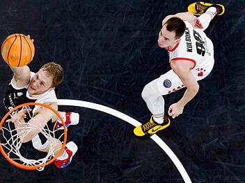 Christian Sengfelder legt den Ball in den Korb und erzielt zwei seiner insgesamt 16 Punkte. Der Nationalspieler holte zudem neun Rebounds. Der Ex-Bamberger Arnoldas Kulboka (rechts) kam für Bilbao auf fünf Zähler. Foto: Daniel Löb