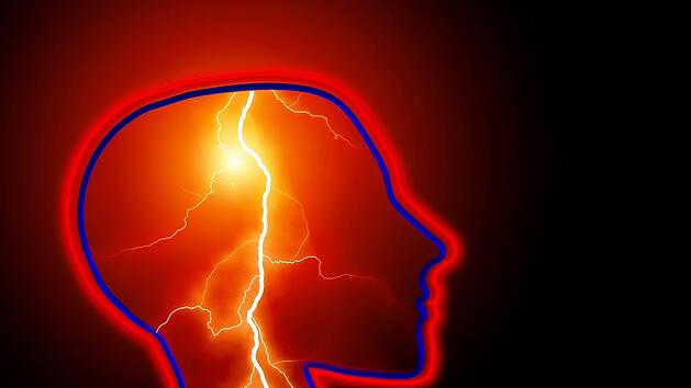 Ein Schlaganfall kündigt sich in der Regel durch körperliche Ausfallerscheinungen an.