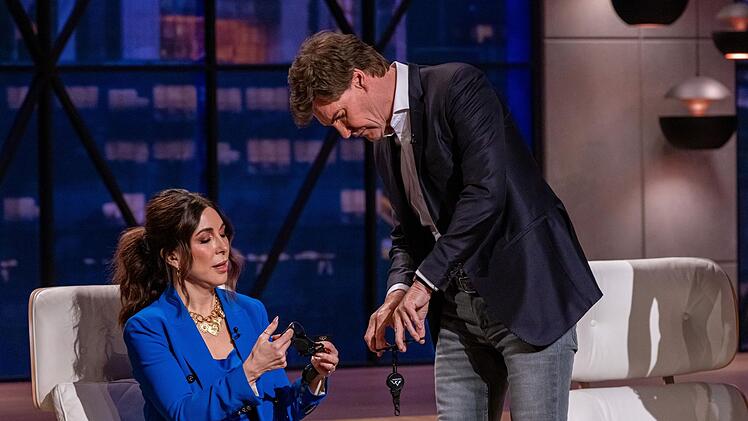 Carsten Maschmeyer (mit Judith Williams) findet die Handy-Sicherung "Peak Protect" gut.