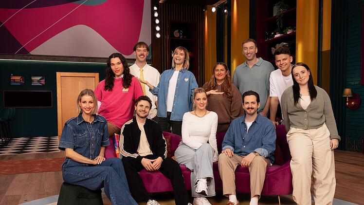Sie sind bei "LOL Next" dabei. Hintere Reihe (v.l.): Helge Mark, Aditotoro, Hazel Brugger als Moderatorin, SelfieSandra, Freshtorge, Paul Luca Fischer. Vordere Reihe (v.l.): Alina Bock, Phil Laude, Marti Fischer und Maria Ziffy.
