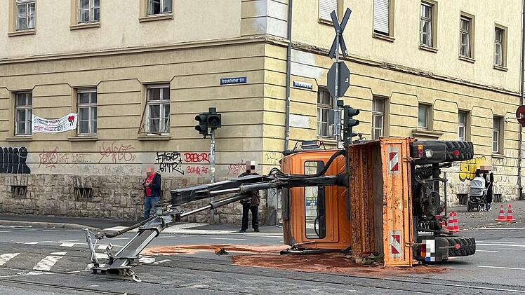 Unimog kippt in W&uuml;rzburg um - Oberleitung besch&auml;digt