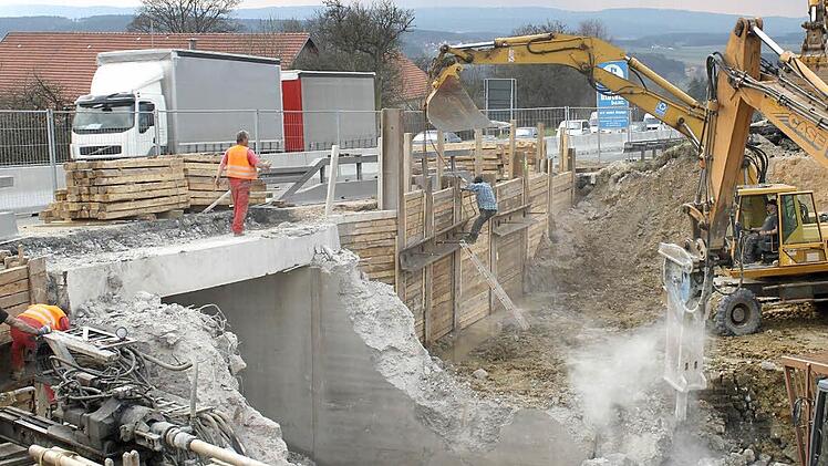 Entlang der 7,6 Kilometer langen Trasse sind vielerorts Abbrucharbeiten im Gang. Hier wird bei Harsdorf eine Brücke abgerissen. Fotos: Alexander Hartmannn