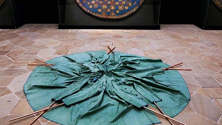 Die Installation von AiWeiwei wurde im Diözesanmuseum vor dem Sternenmantel Kaiser Heinrichs II. arrangiert.
