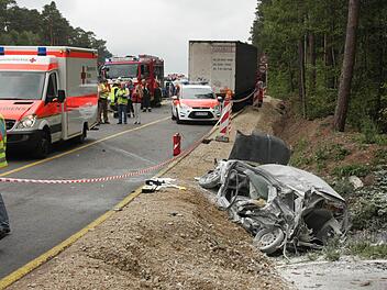 Nur noch Schrottwert hatte das ausgebrannte Fluchtauto des Bankräubers nach dem Unfall auf der B 505. Foto: Andreas Dorsch/Archiv