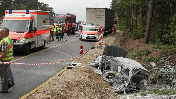 Nur noch Schrottwert hatte das ausgebrannte Fluchtauto des Bankräubers nach dem Unfall auf der B 505. Foto: Andreas Dorsch/Archiv