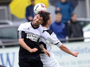 Trotz vollen Einsatzes hat es nicht gereicht: Der 1. FC Herzogenaurach (weiße Trikots) unterlag im Kreispokal-Finale der SpVgg Erlangen mit 1:5.  Foto: herzopress