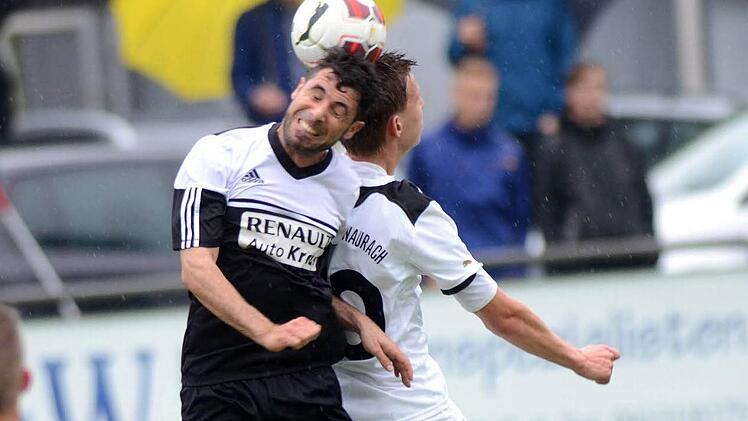 Trotz vollen Einsatzes hat es nicht gereicht: Der 1. FC Herzogenaurach (weiße Trikots) unterlag im Kreispokal-Finale der SpVgg Erlangen mit 1:5.  Foto: herzopress