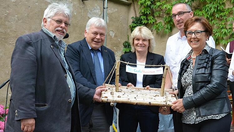 Durfte nicht fehlen: Die Übergabe des Saale-Musicum-Floßes mit Bürgermeister Wolfgang Back (von links), der Projektkoordinator des Saale-Musicums, Helmut Lapp, Museumsleiterin Annette Späth, 2. Bürgermeister Andreas Sandwall und Bezirksrätin Karin Renner.