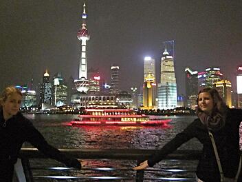 Ein toller Anblick bot sich Anna (rechts) und ihrer Freundin Lina (links) in der Metropole Shanghai.  Foto: Privat