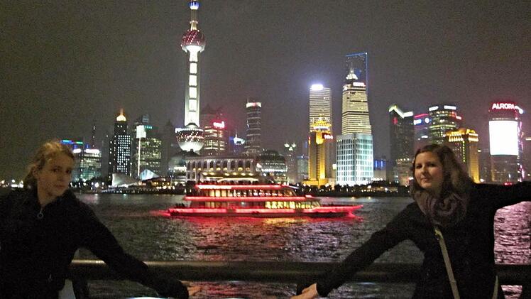 Ein toller Anblick bot sich Anna (rechts) und ihrer Freundin Lina (links) in der Metropole Shanghai.  Foto: Privat