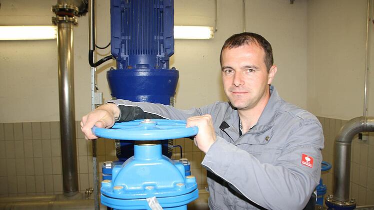 Drei bis vier Tonnen Jurakalk setzt Wasserwart Ralf Winter jedes Jahr dem Wartmannsrother Trinkwasser zu. Foto: Ralf Ruppert