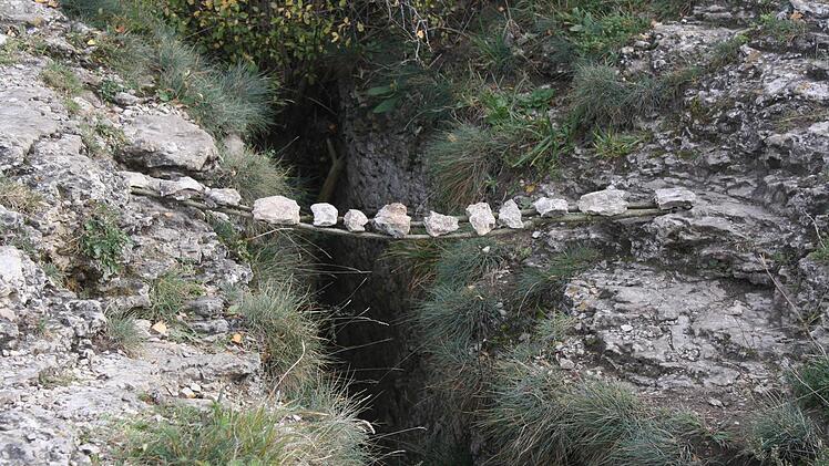 Beim Aufbauen der Installation "Hängepartie" am Staffelberg erhielt Hubert Kolling weise Ratschläge zur Tragfähigkeit der Brücke. Foto: Hubert Kolling