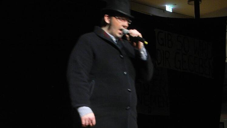 Robert Wening machte als Moritatensänger eine gute Figur.  Foto: Joachim Rübel