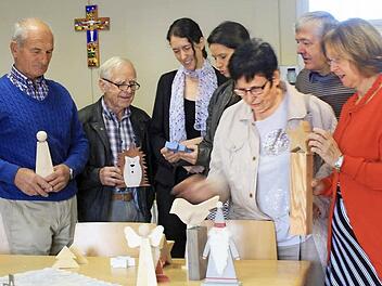 Die Mitglieder des Evangelischen Kirchenbauvereins begutachten die Holzfiguren f&uuml;r den Adventsverkauf. Fotos: Jule Albert