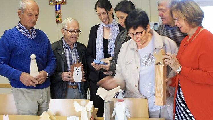 Die Mitglieder des Evangelischen Kirchenbauvereins begutachten die Holzfiguren f&uuml;r den Adventsverkauf. Fotos: Jule Albert
