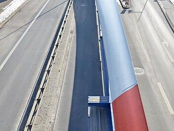 Mit einem 75 Meter langen Schwertransporter wird die Stadtausfahrt im Weichengereuth dann doch etwas eng. Die Polizei stoppte den Gegenverkehr für den Transport der Rotorblätter. Foto: Rainer Lutz