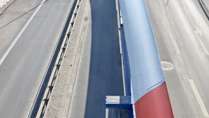 Mit einem 75 Meter langen Schwertransporter wird die Stadtausfahrt im Weichengereuth dann doch etwas eng. Die Polizei stoppte den Gegenverkehr für den Transport der Rotorblätter. Foto: Rainer Lutz