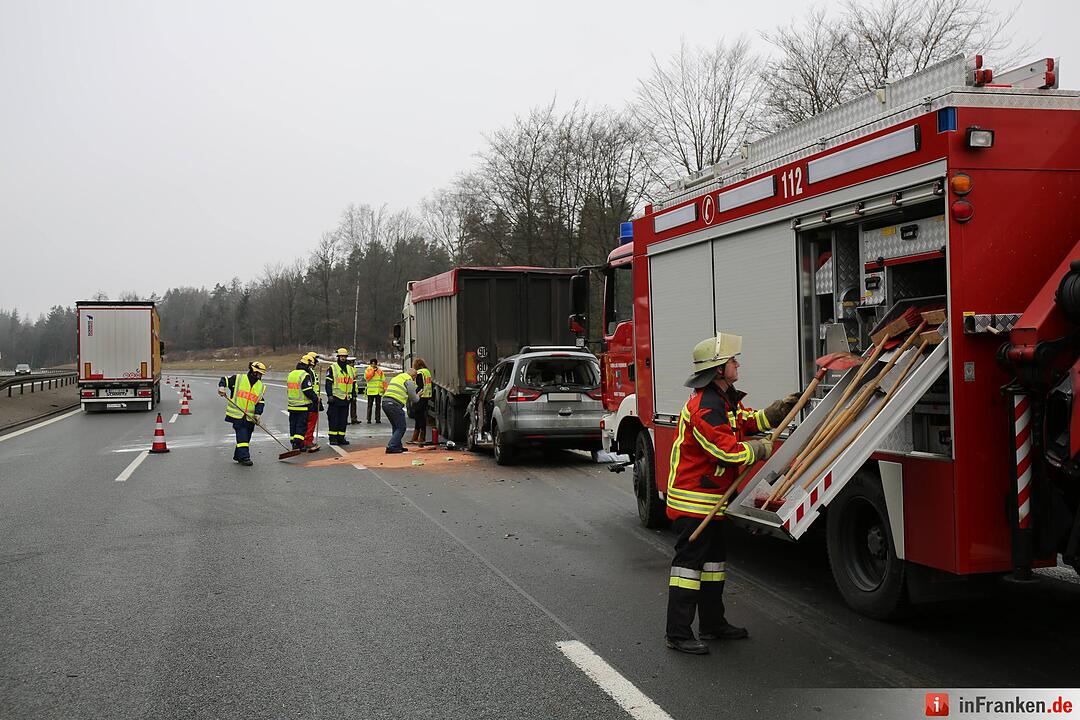Pkw kracht unter Lkw auf der A9 bei Trockau - Drei Personen verletzen sich schwer