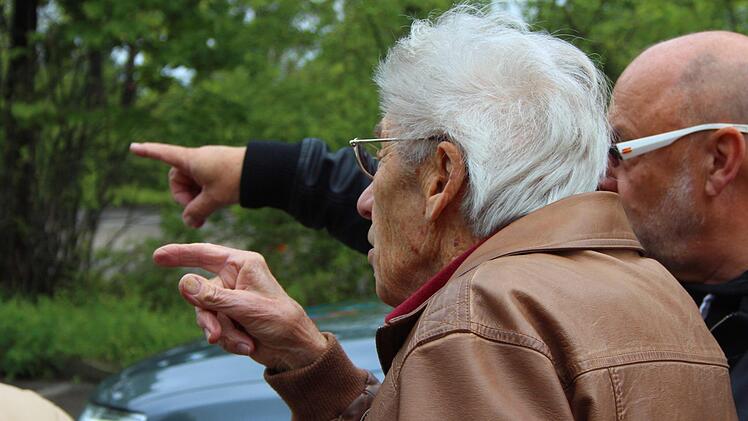 Fahrlehrer Peter Fischer (rechts) beantwortete den wissbegierigen Teilnehmern alle Fragen. Foto: Jann Weckel