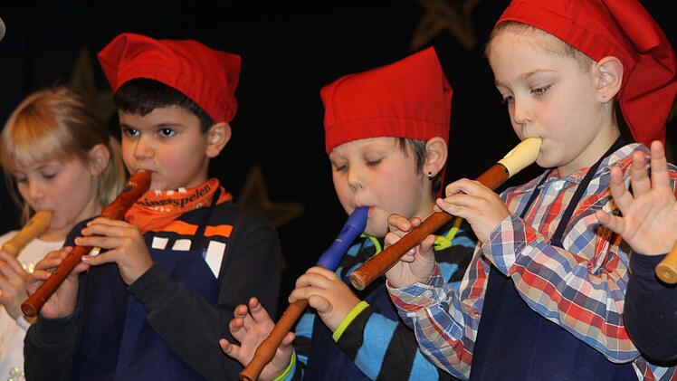 Die Flötengruppe war bei der gemeinsamen Weihnachtsfeier von Grundschule und Kindergarten sehr aktiv. Foto: Michael Wunder