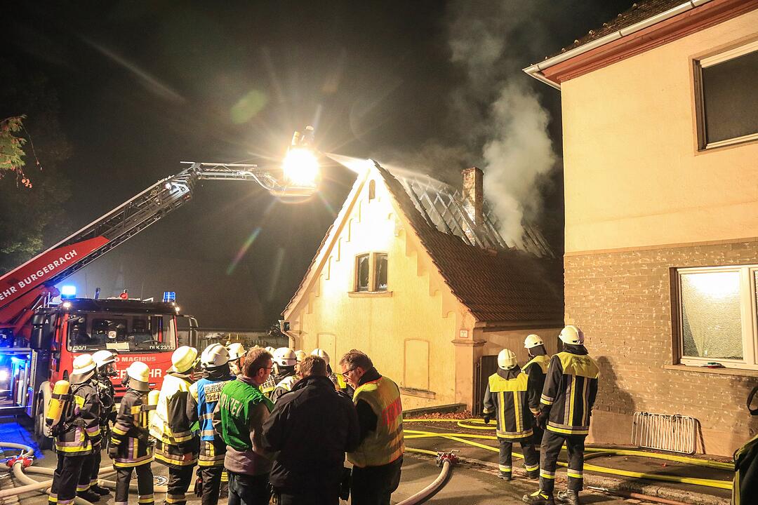 Aschbach: Während Renovierungsarbeiten - Dachstuhl in Flammen